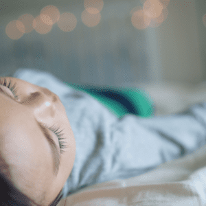 cet enfant dort paisiblement et sereinement