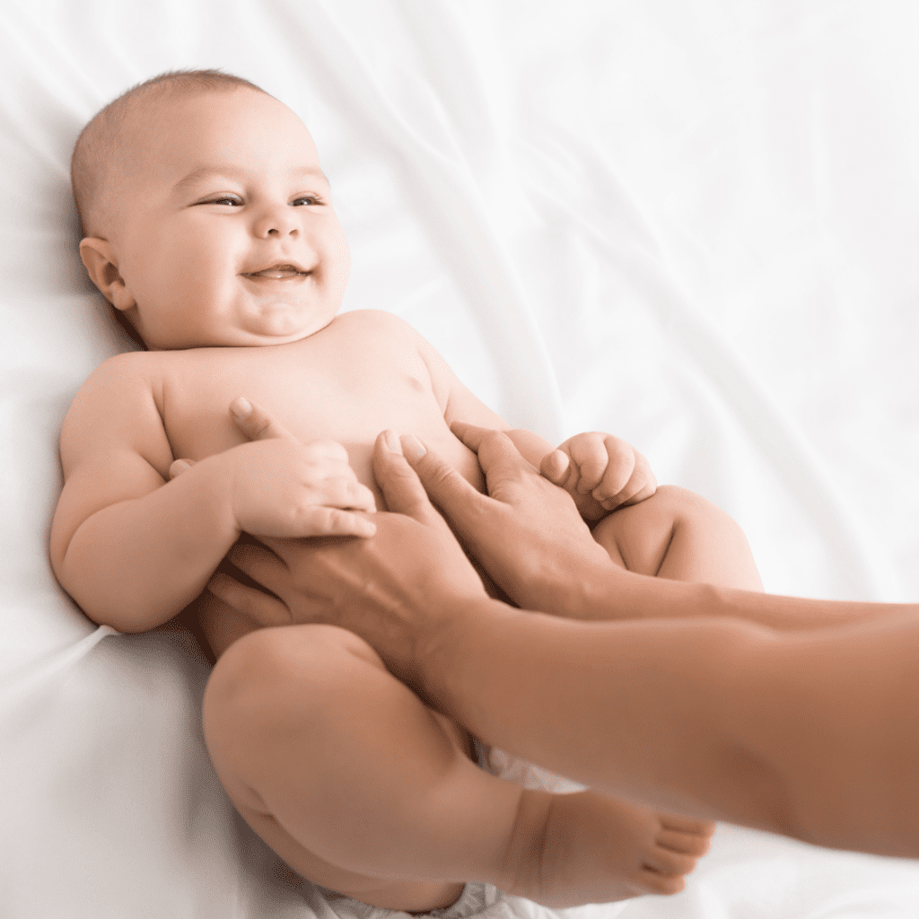un bébé heureux qui reçoit un massage bienfaisant