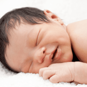 un enfant qui sourit dans son sommeil