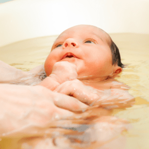Le bain enveloppé de bébé est de plus en plus à la mode. Mais finalement, quels sont ses bienfaits pour le bébé et ses parents ?
