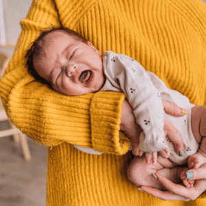 Lorsque bébé pleure, ces parents cherchent à comprendre les raisons mais aussi à l'apaiser 