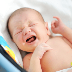 Pour certains bébés constipés, il n'y a aucun signe d'inconfort pour d'autres cela peut s'accompagner de pleurs intenses et autres signes physiques