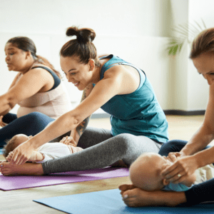 Par des mouvements simples et respectueux, le yoga participe à un meilleur confort digestif pour un bébé constipé