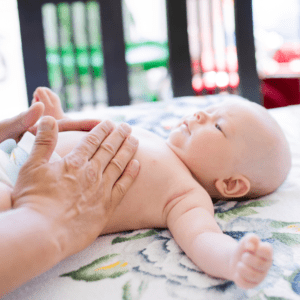 Les massages du ventre offrent une action mécanique qui peut soulager bébé s'il est constipé 