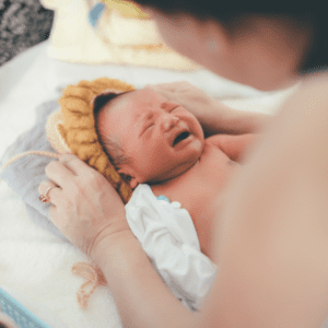 Bébé pleure souvent de manière intense à J2. Ces pleurs favorisent la montée de lait pour les bébés allaités