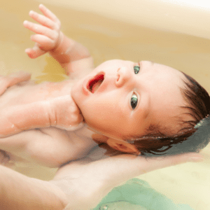 Lorsque bébé pleure, lui donner un bain (sans fièvre) peut être une solution apaisante 