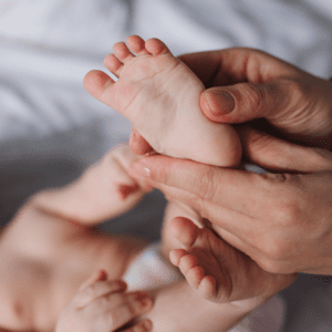 Lorsque bébé pleure, les massages sont utilisés dans certains cas