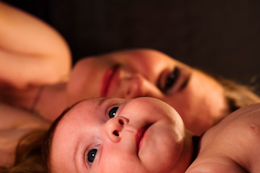 bébé à côté de maman 